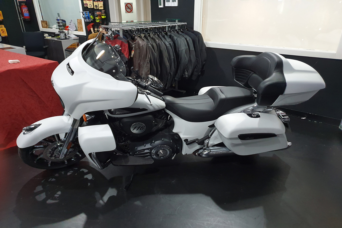 II Aniversario Milla Custom Indian. Roadmaster Blanca