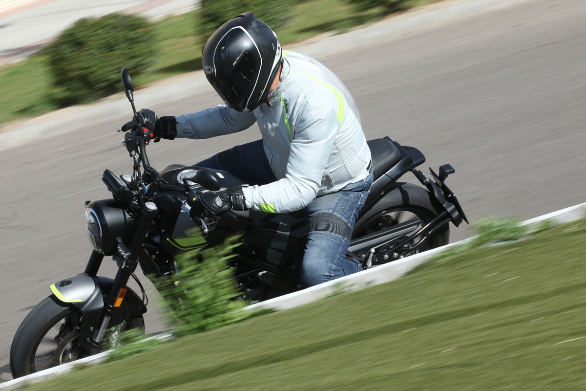 Surcando la ciudad con la Benelli Leoncino 250