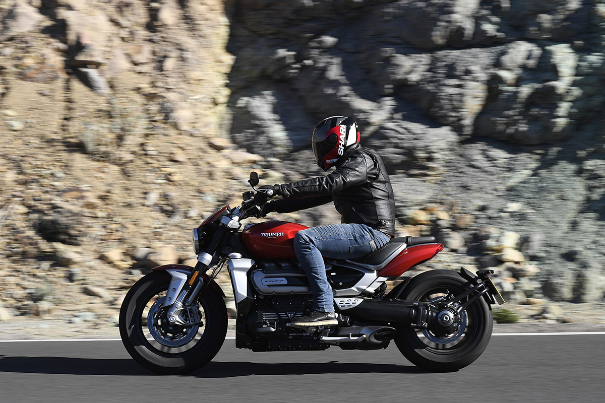 Larga y ágil a partes iguales: la Triumph Rocket 3 engaña