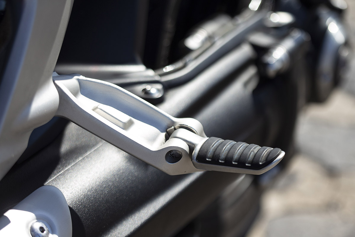 Las estriberas traseras de la Triumph Rocket 3 son escamoteables