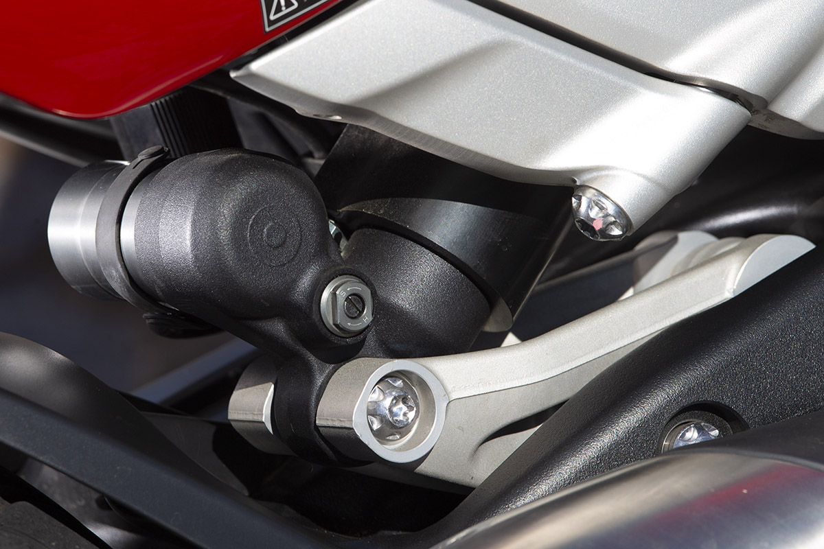 Detalle de las bieletas del amortiguador trasero de la Triumph Rocket 3 2020