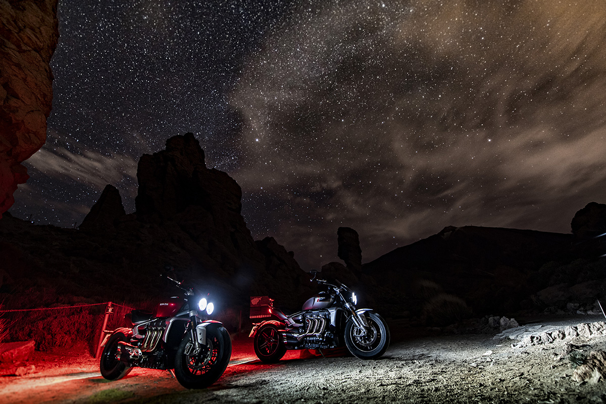 Triumph Rocket 3 R y GT 2020 bajo el manto de la noche
