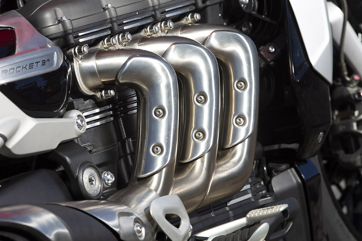 Salida de colectores de la Triumph Rocket 3 R por el lateral derecho