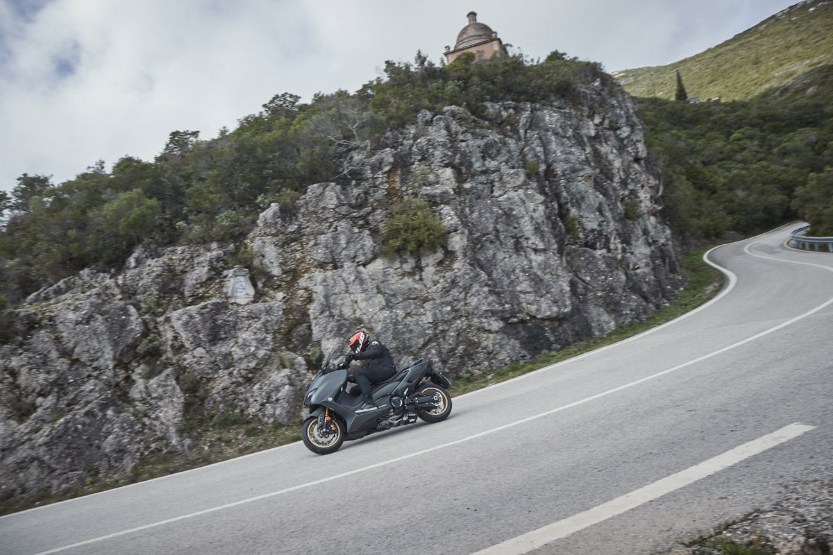 Doble modo de conducción o control de tracción se incluyen de serie en el Yamaha TMAX 2020