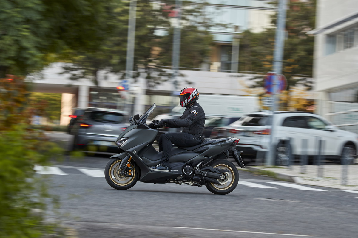 Los paneles laterales traseros más estrechos inciden en una mejor accesibilidad al TMAX 2020