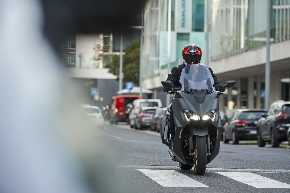Inconfundible: el Yamaha TMAX 2020 sigue siendo el rey de los maxiscooters deportivos
