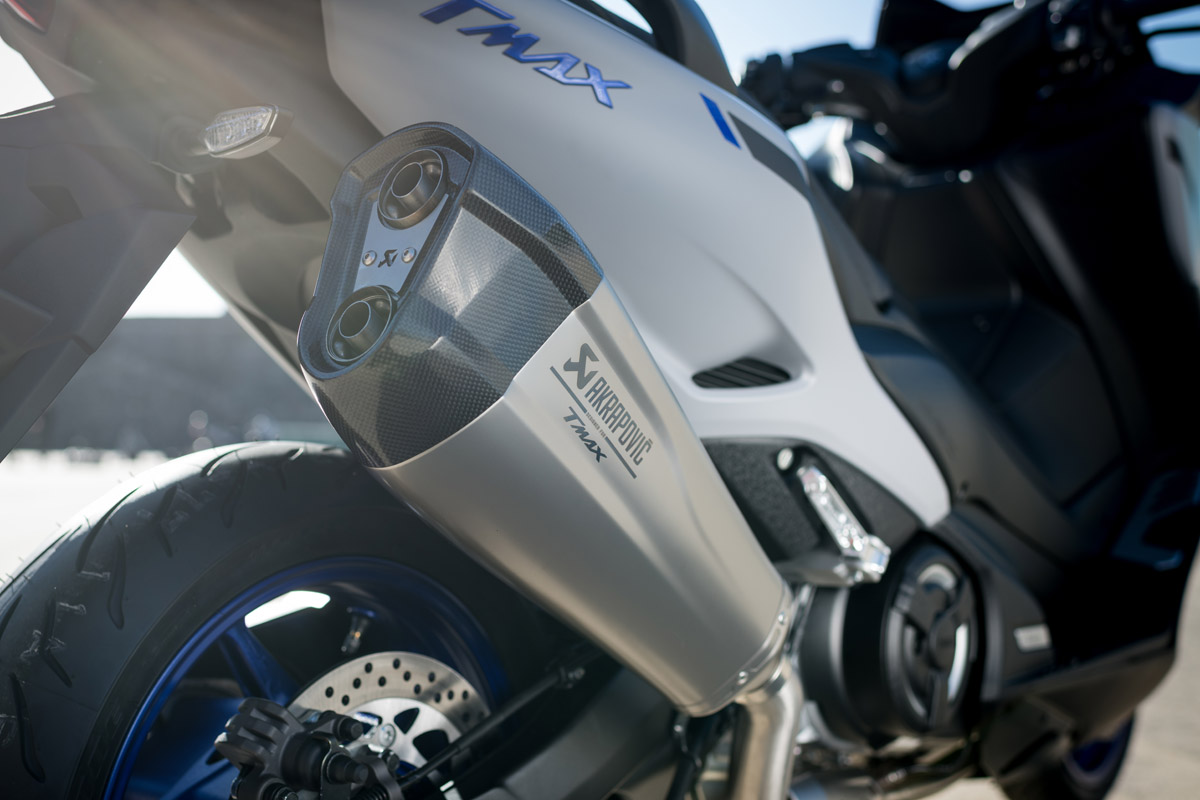 Silenciador Akrapovic, accesorio opcional del Yamaha TMAX 2020