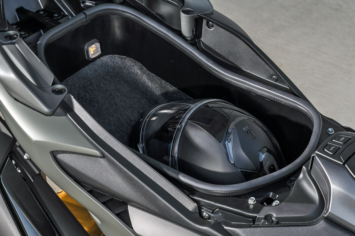 Hueco bajo-siento para un casco integral y algo más en el Yamaha TMAX 2020