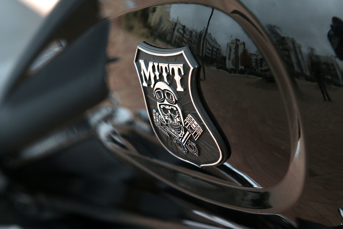 Prueba MITT 440 Custom Black. Emblema MITT.