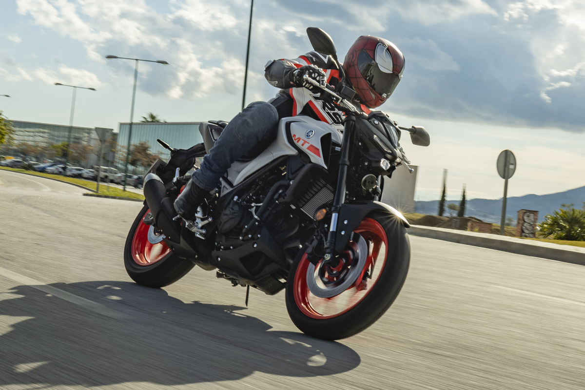 Facilidad de conducción y diversión son sinónimos de la Yamaha MT-03 2020
