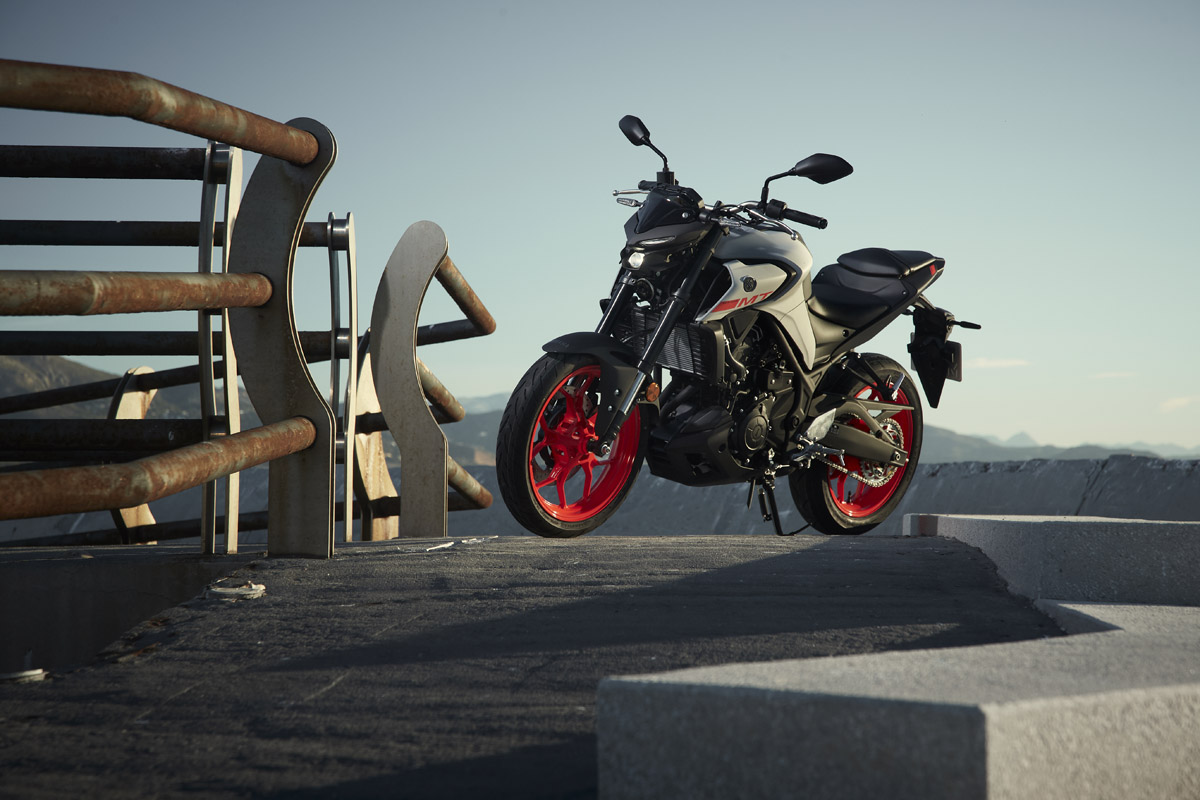 Vista frontal tres cuartos de la Yamaha MT-03 2020