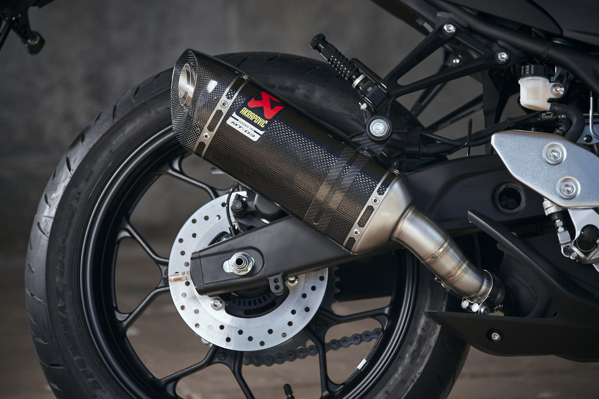 Silenciador Akrapovic de carbono disponible como accesorio para la Yamaha MT-03 2020