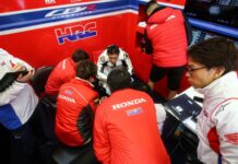 Haslam hablando con los ingenieros de Honda