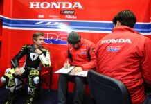 Bautista charlando con los ingenieros de Honda