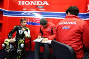 Bautista charlando con los ingenieros de Honda