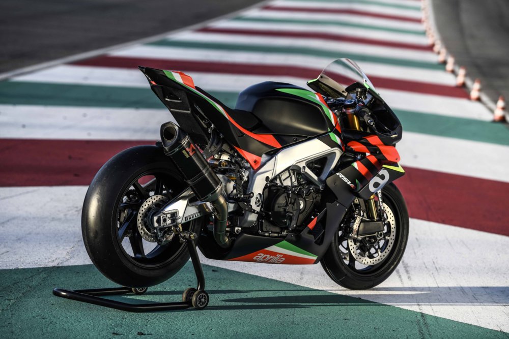 Max Biaggi rueda en Sepang con su RSV4X