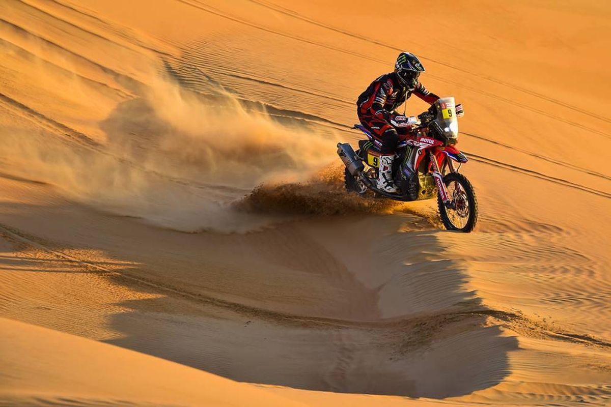 Brabec surcando las dunas