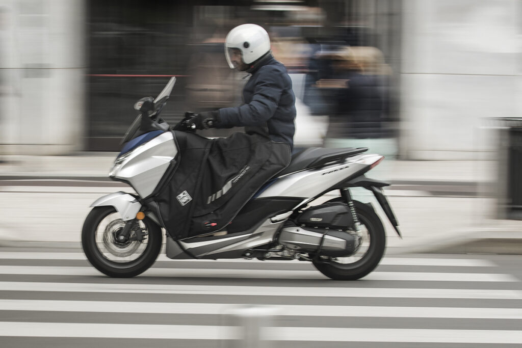 Cubrepiernas Universal Para Scooter Y Moto – Protección Contra Viento, Lluvia Y Frío, Con Correa Ajustable