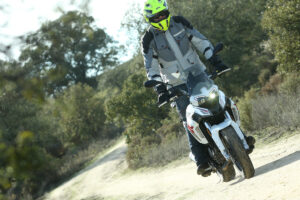 Prueba de la Benelli TRK 251. Conducción erguida