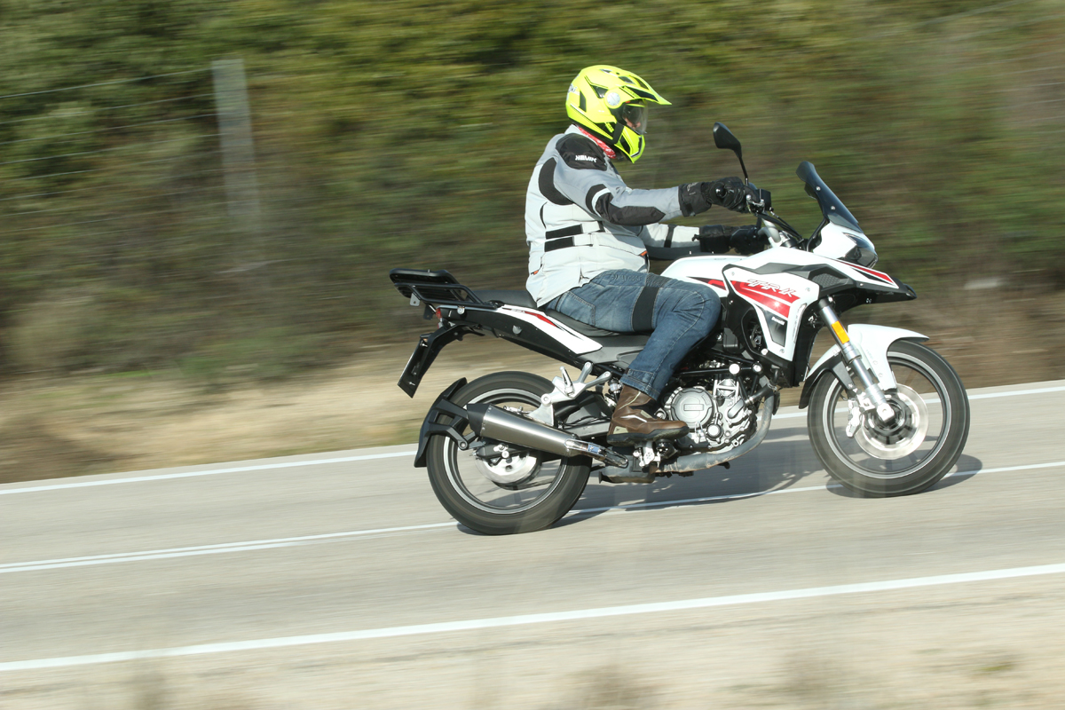 En marcha durante la prueba de la Benelli TRK 251.