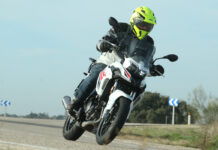Prueba de la Benelli TRK 251. Foto frontal en acción.