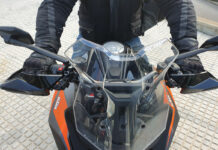 Los Guantes RST Paragon Thermo sobre una GT.
