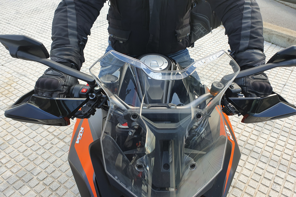 Los Guantes RST Paragon Thermo sobre una GT.