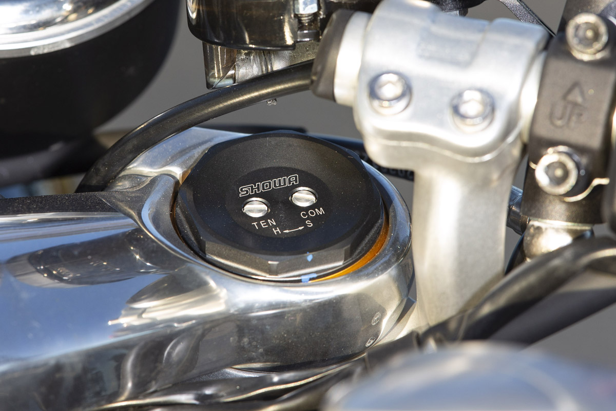 La Triumph Thruxton RS dispone de horquilla invertida Showa BPF de 43 mm