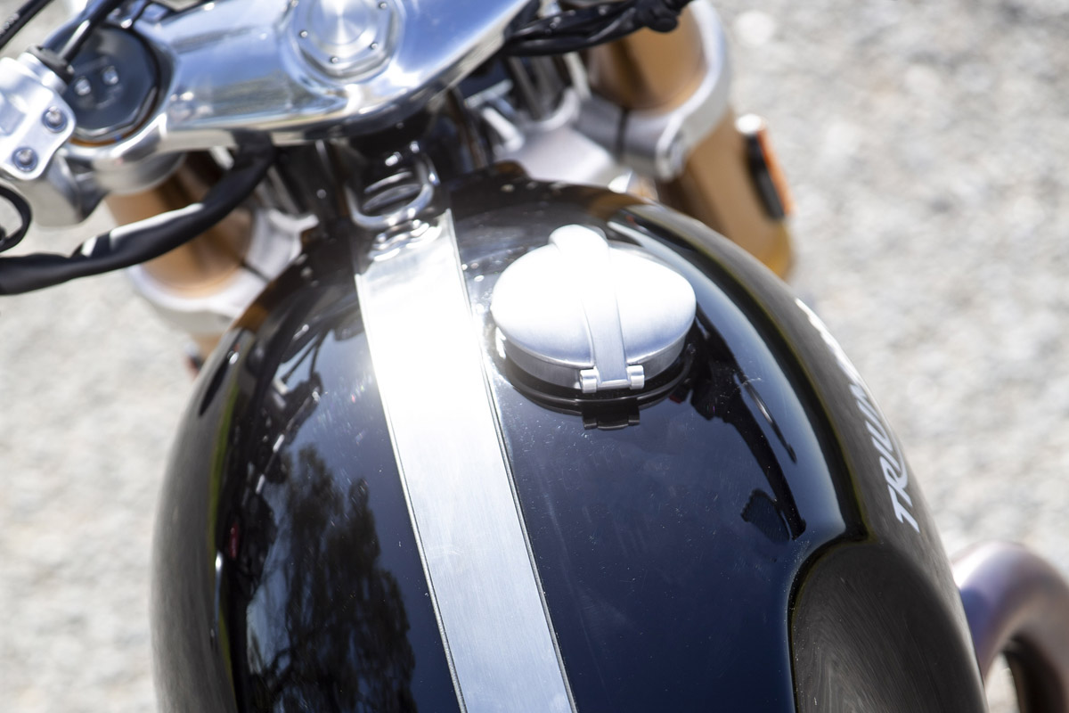 Embellecedor de tapón de gasolina tipo Monza en la Triumph Thruxton RS