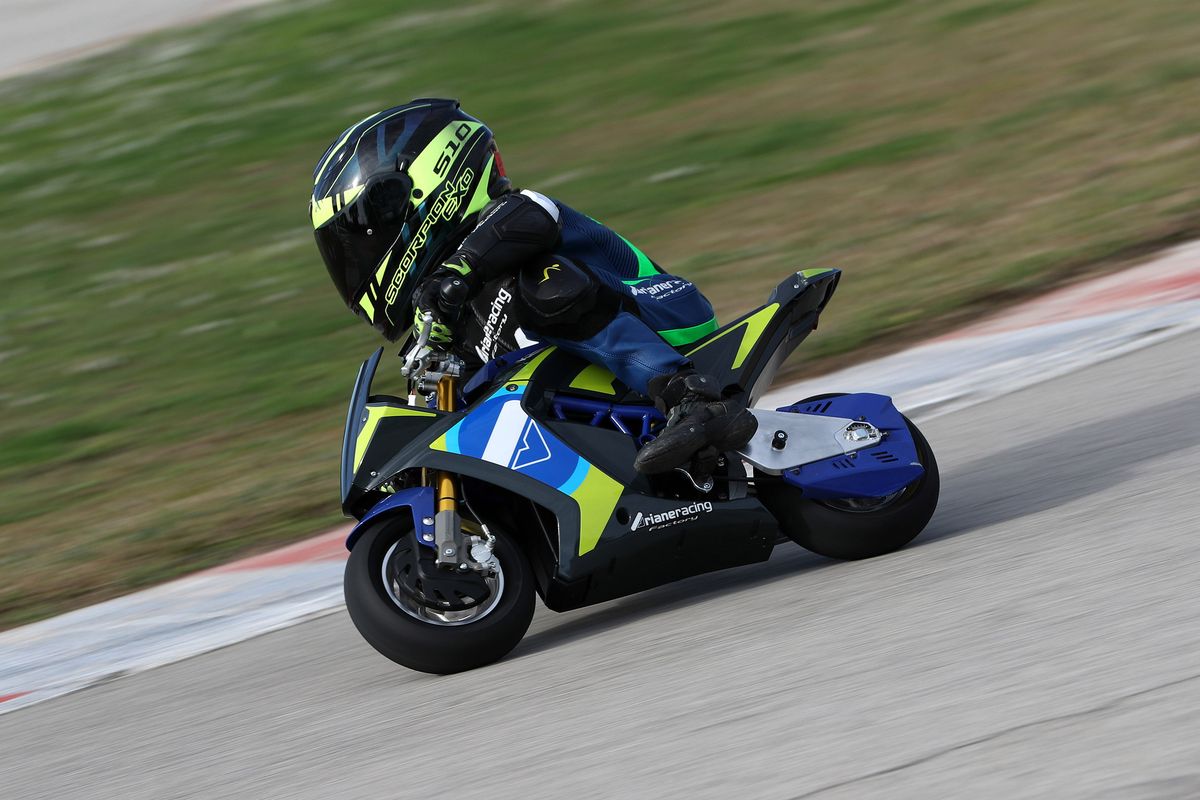 Ariane K2Re una Minimoto eléctrica de carreras