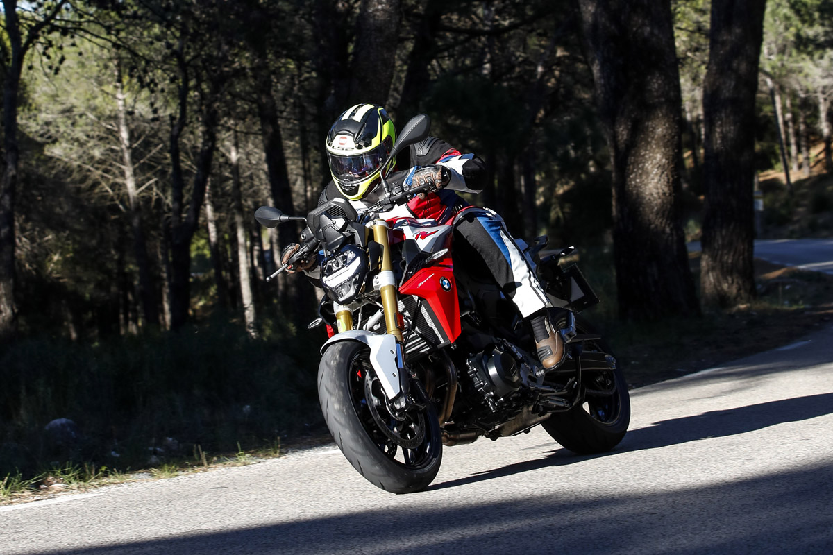 Las posibilidades de accesorización de la BMW F900R son numerosas
