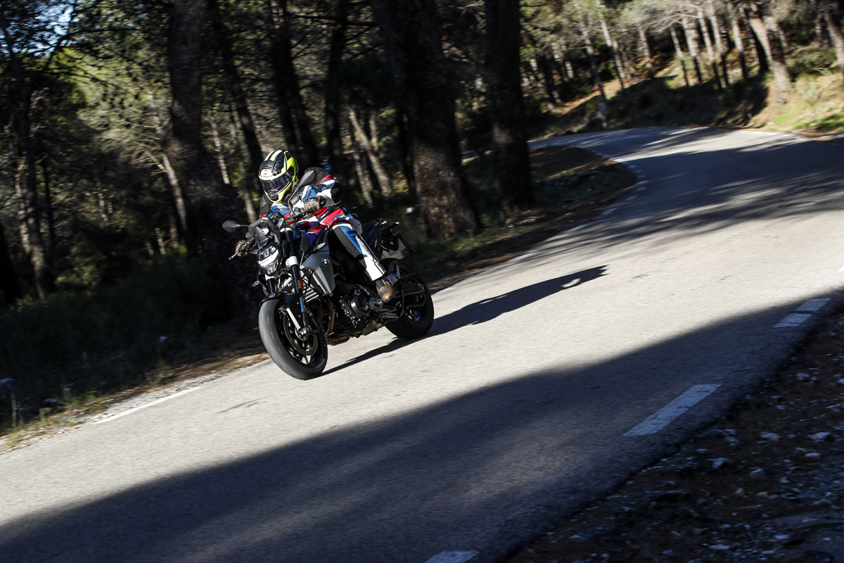 La BMW F900R monta horquilla sin regulación