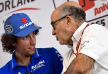 Carmelo Ezpeleta con Alex Rins (Suzuki)