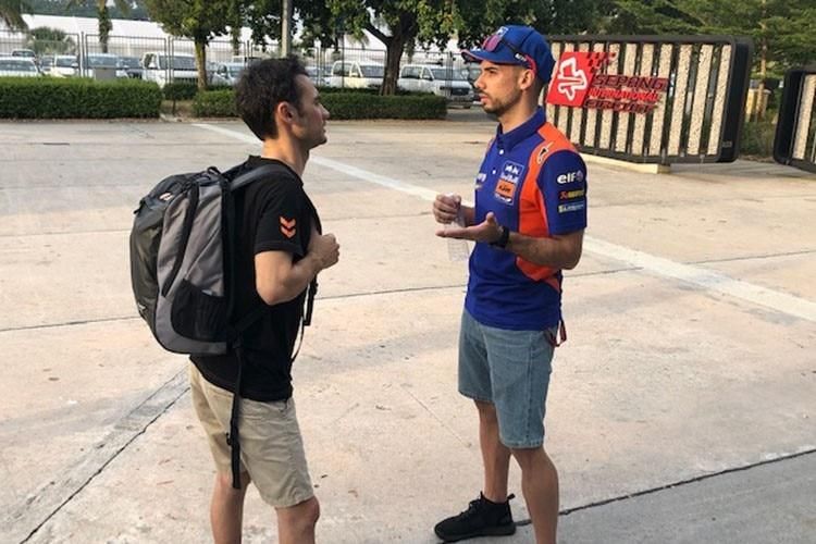 Pedrosa charlando con Oliveira