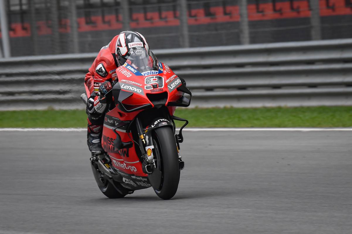 Petrucci acelera con la Ducati "baja" detrás