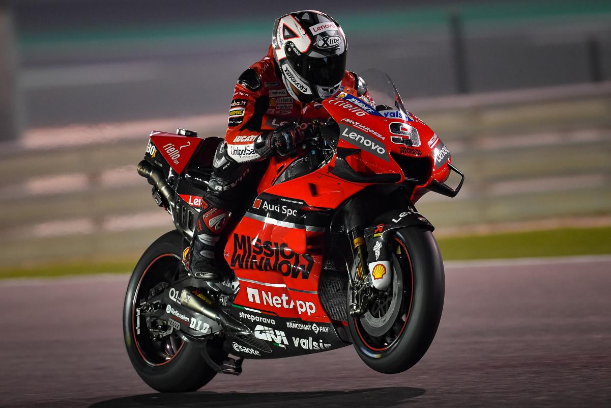 Petrucci (Ducati) acelerando normalmente (moto levantada)