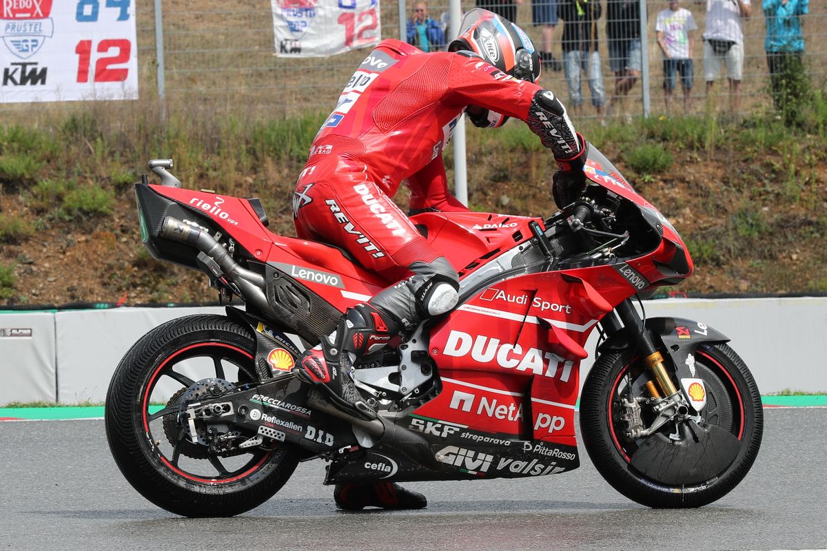 Petrucci activando el anterior sistema