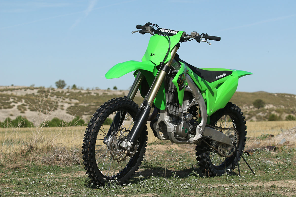 En aparencia, la 450 es una moto pequeña