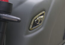 Detalle en el depósito de la Mitt 125 DC Scrambler