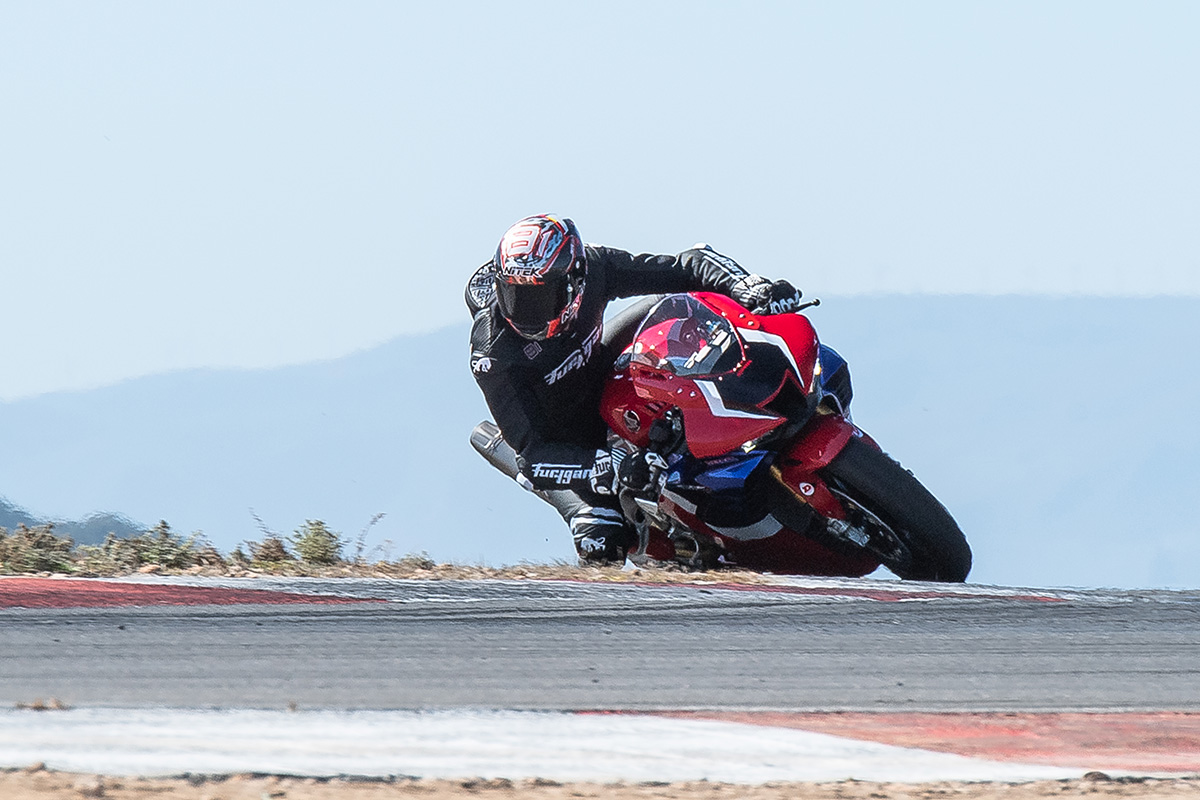 El catalán usará Dunlop en el ESBK y Pirelli en el WSBK