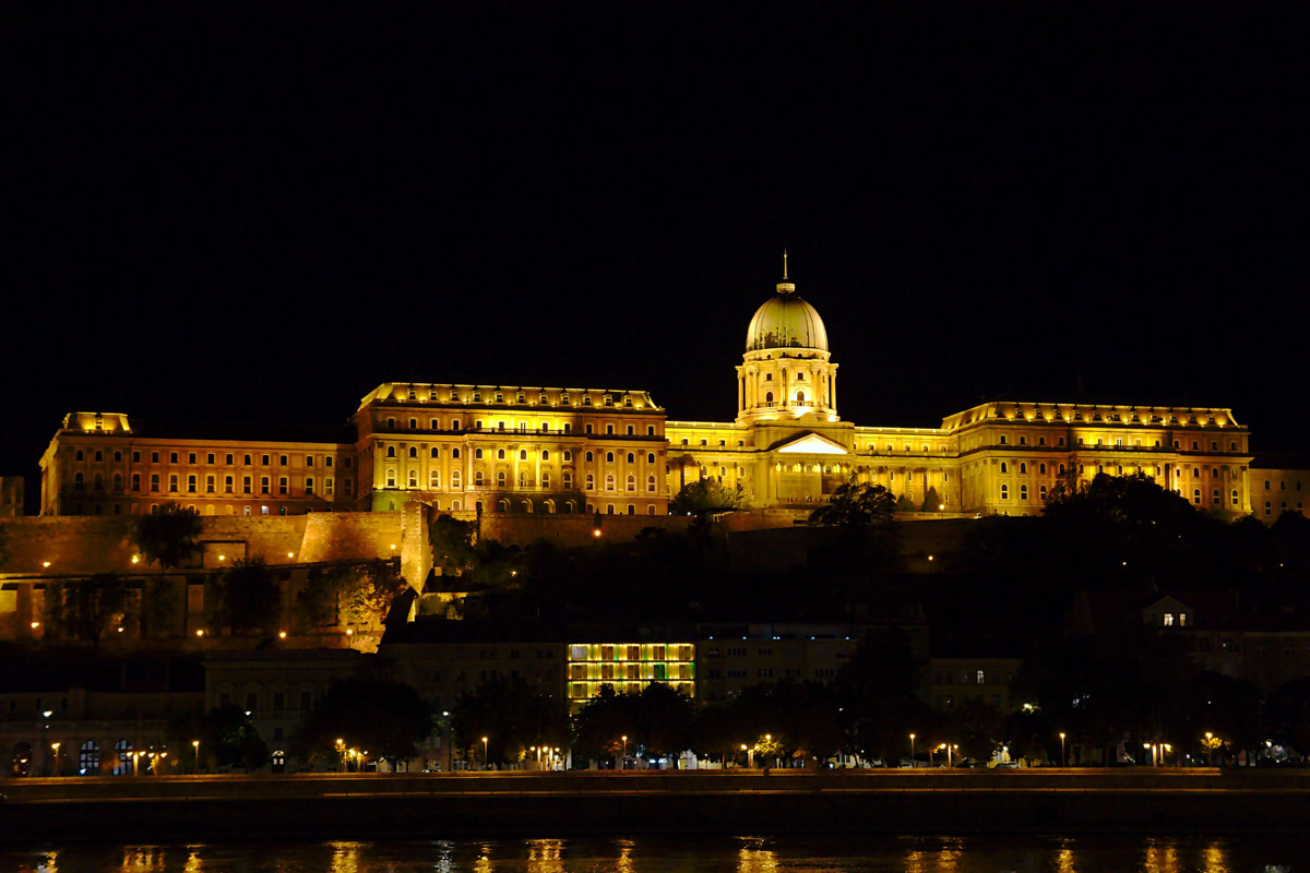 Vistas del Parlamento desde el Danubio