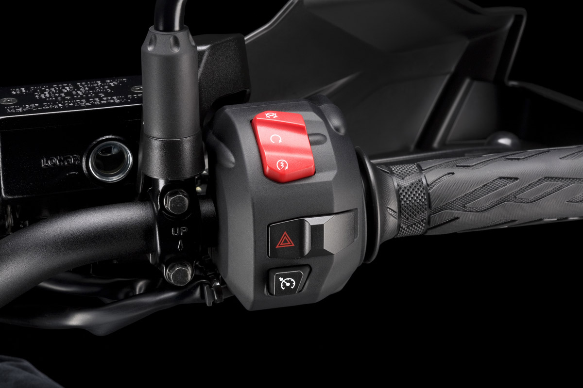 Botón de control de velocidad en la piña derecha de la Suzuki V-Strom 1050 XT 2020