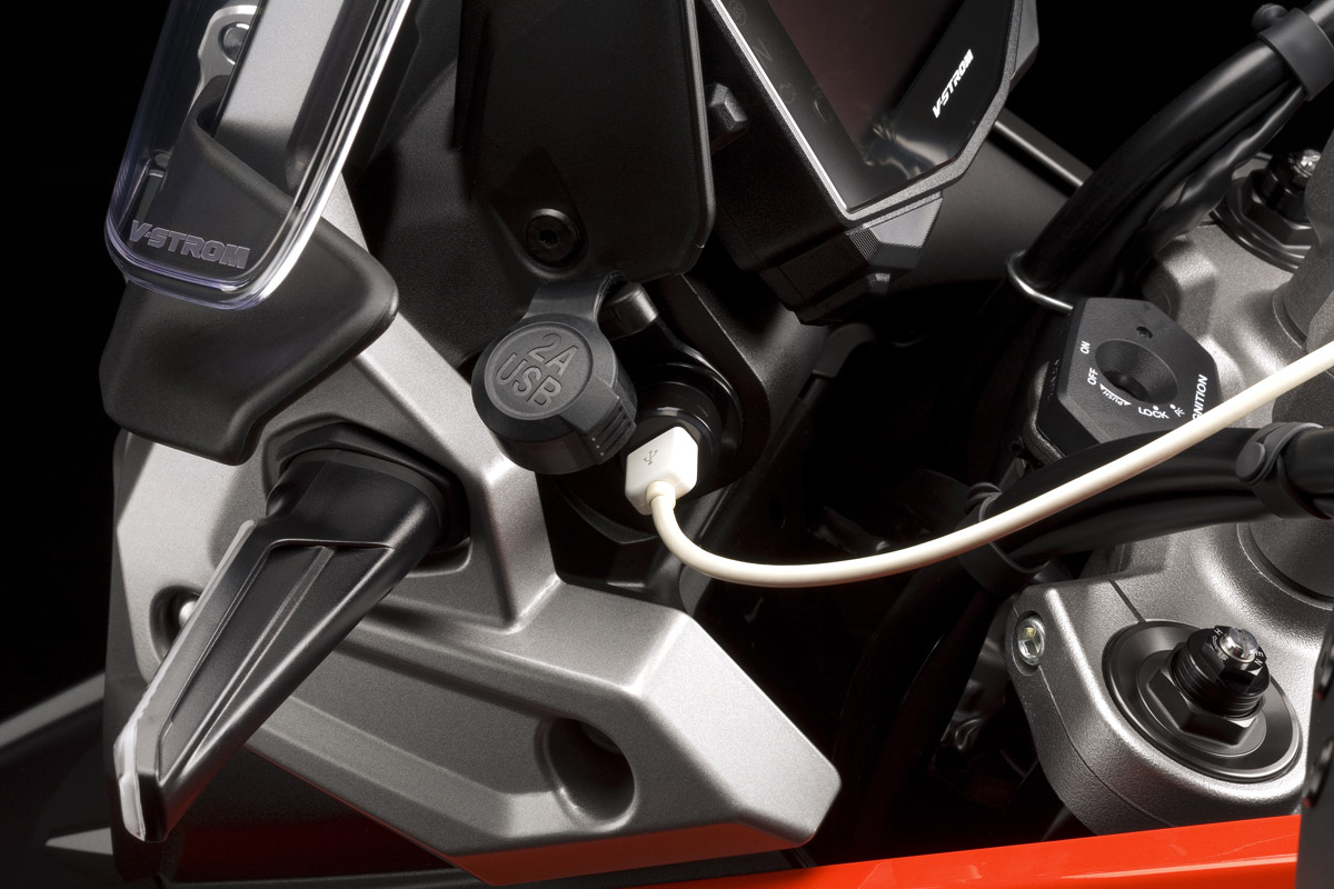 Toma de corriente USB en la Suzuki V-Strom 1050 XT 2020