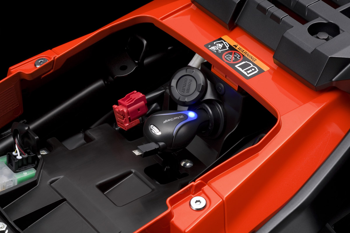 Toma de corriente bajo el asiento en la Suzuki V-Strom 1050 XT 2020
