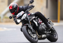 En acción con la Triumph Street Triple R 2020