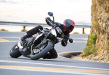 Tumbar con la Triumph Street Triple R es coser y cantar