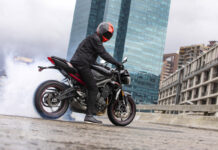 Calentando la goma con la Triumph Street Triple R 2020