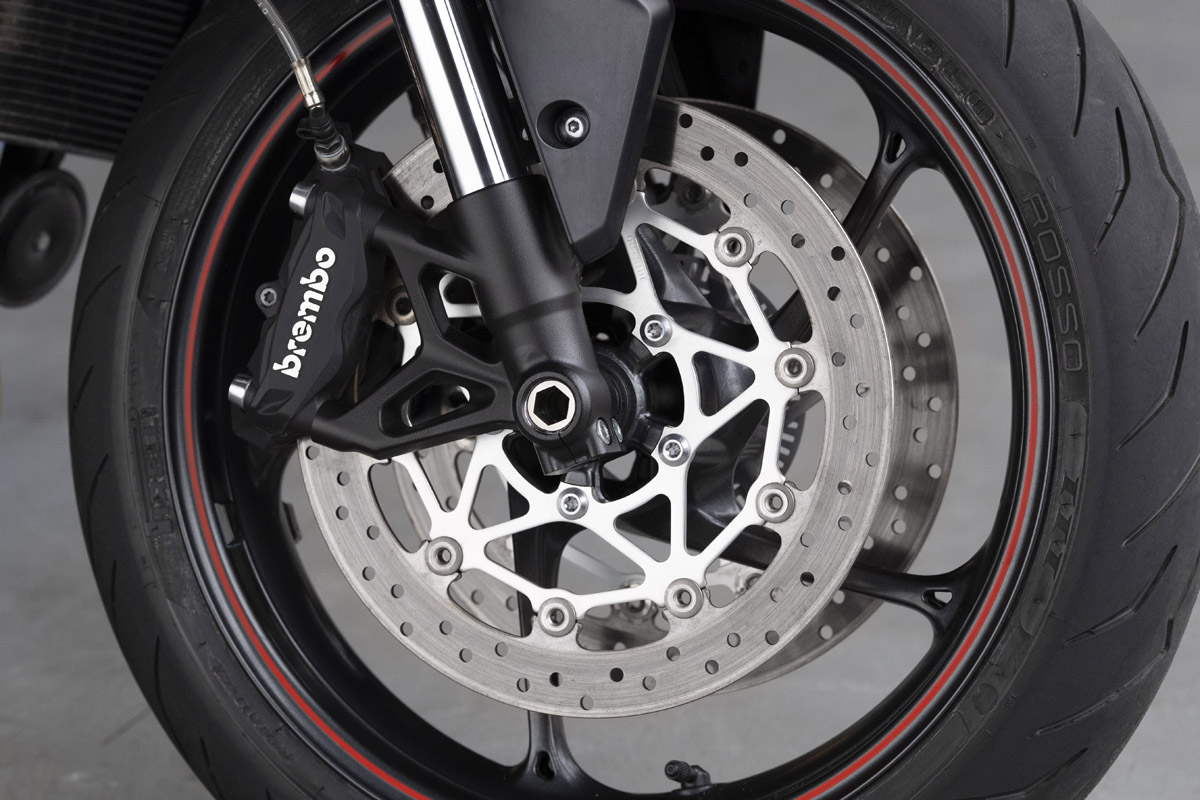 Pinzas de freno delanteras radiales Brembo M4.32 para la Triumph Street Triple R 2020