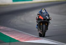 Nakasuga probando el prototipo de Yamaha