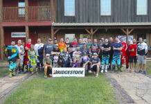 Foto de familia con el equipo de Bikers Club Bridgestone desplazados hasta el Tornado Boot Camp